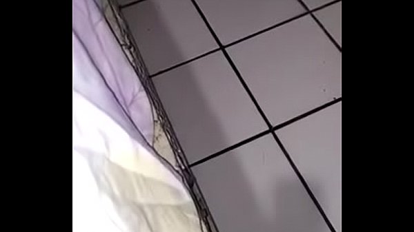 En el night club la Luna puta Venezolana y ecuatoriano d&aacute;ndole verga