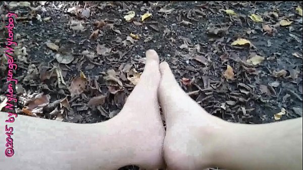 Kaum hat man die Schuhe aus - sind die F&uuml;&szlig;e in Nylon dreckig vom Waldboden