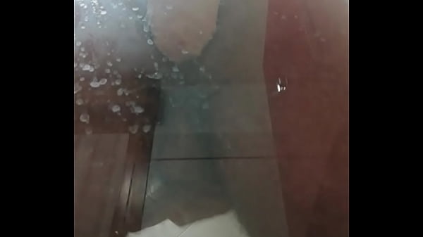 Grosso dildo nel culo in doccia  