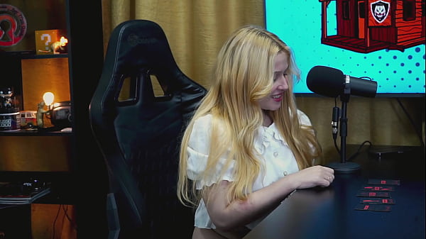 A Branquinha da Viamms ficou de quatro na mesa do Podcast, a calcinha t&atilde;o pequena que mostrou sua buceta toda, muito tesuda - P&aacute;pum no Barraco!