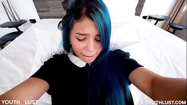 Cherry debuta para YouthLust  y recibe facial  