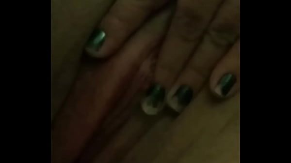 Mi esposa masturbandose d&aacute;ndose placer 