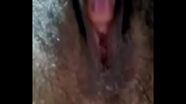 Masturbando buceta melada de tes&atilde;o  