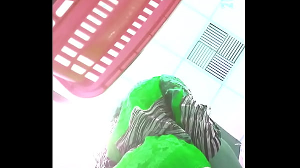 por baixo da saia no mercado4