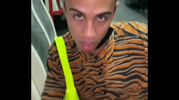 Chupando no metro