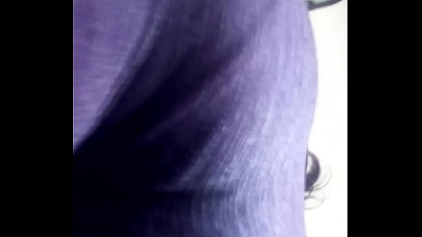 Se&ntilde;ora muestra el culo para la c&aacute;mara  