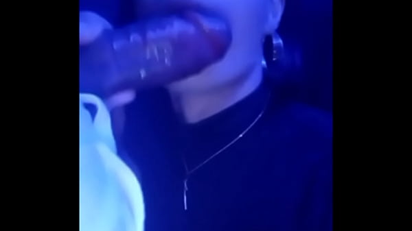 Cdzinha Puta ficou toda esfolada com pauzudo grosso do neg&atilde;o em sua boca e cuceta 