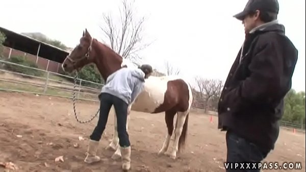 granjera entrega la cola