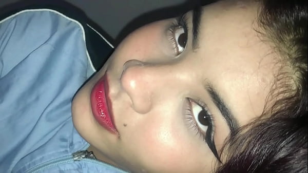 Mi hermanastra entra en mi habitaci&oacute;n de hotel y termina en SEXO DURO con mucho semen