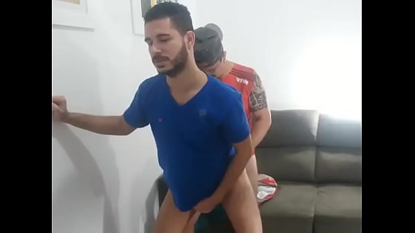 macho dando para o irm&atilde;o 