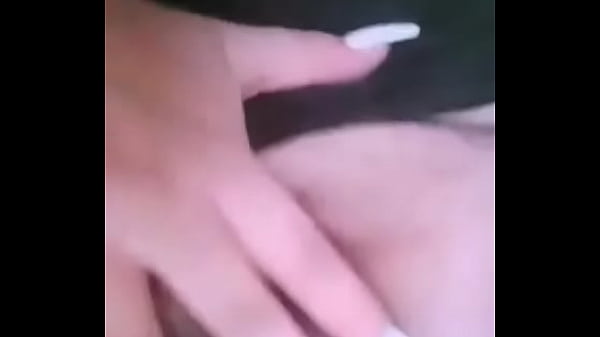 Se mete el dedo y se toca sus enormes tetas