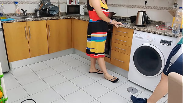 Esposa cachonda enga&ntilde;ando a su marido con el amigo de su hijo  