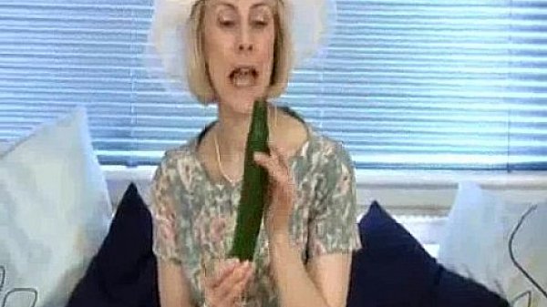 Mature housewife fucks a cucumber - Mature sex video
