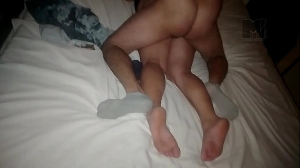 Esposa levando vara do pauzudo na frente do marido 