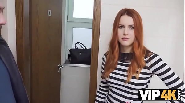 VIP4K. Un uomo incontra il dolce zenzero al centro commerciale e la scopa per soldi