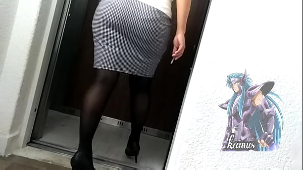 Culona subiendo al elevador