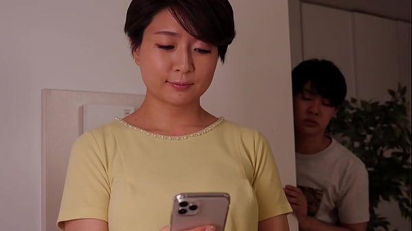 「今日もあの人は帰ってこない&hellip;。」夫との関係がうまくいかず思い悩む美波。そんな美波の事を心配するあまり一人の女性として愛してしまった息子・洋介。ある日、美波の寂しげな姿を目の当たりにした洋介は募る想いが抑えられなくなり本能のまま襲い掛かってしまう。  