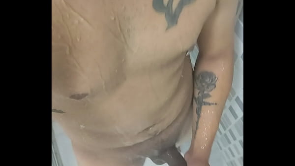 Batendo uma no banheiro  