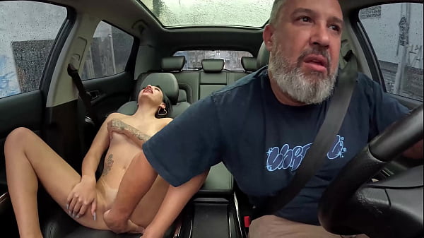 Livia Park estreia pelada na carona dando seu cuzinho