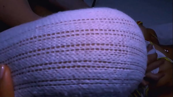 El padrastro invit&oacute; a la mejor amiga a su habitaci&oacute;n, y la pasi&oacute;n fue inevitable. 