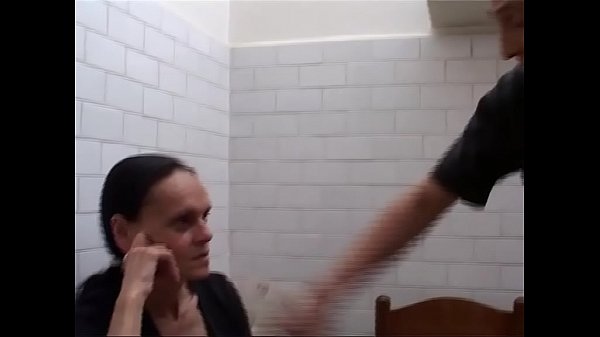 Nonna arrapata gioca con zucchina e cazzo  