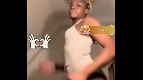 Bigo girl delebrately dance in front of camera to entertain viewers  