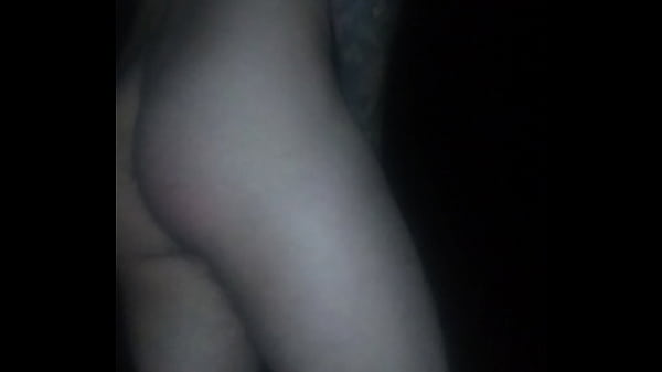 Desnudandose en el parque  