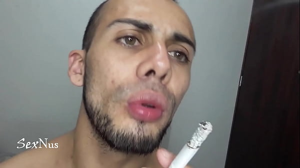 Fumando desnudo