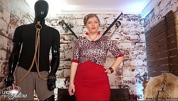 Analsklave! Zieh dich aus! Auf die Knie! Zeig mir deine kleine geile Arschfotze! Wow, wie geil die ist! Habe ich Lust da was geiles in dein Loch zu dr&uuml;cken! Komm, b&uuml;ck dich, lass mich dich ficken.