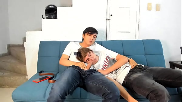 &Eacute;l Quiere Conmigo Ya Que No Hay Nadie En Casa 