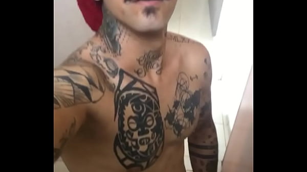 Bronhando no banheiro