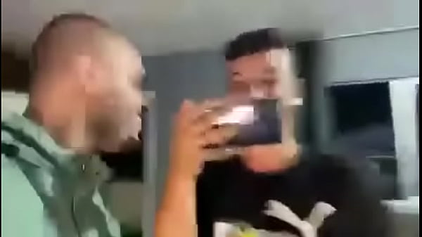 maicon gemendo junto com namorada e amigos