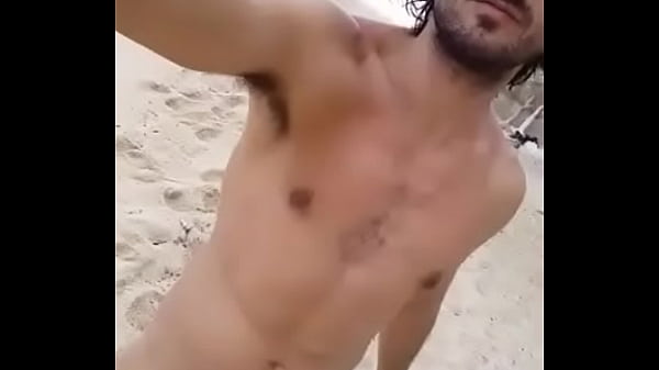 Homen exibindo sua mega rola em p&uacute;blico 