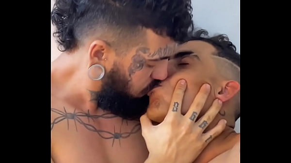 tatuado leitando cu de puta e fazendo de dep&oacute;sito