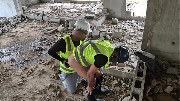 Meu colega eletricista enfia d&oacute;is consolo no meu cu na obra