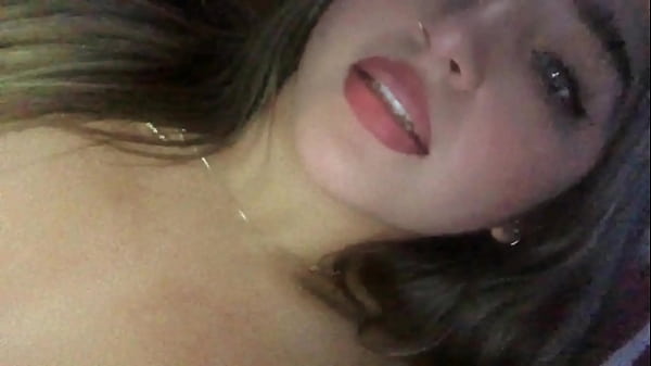 @Mariana pinkk masturbandoce en la cama por no poder dormir  