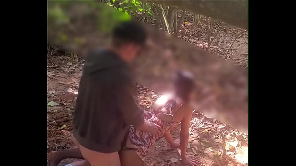 Esposa novinha dando para desconhecido na trilha de 4  