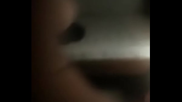 en su casa d&aacute;ndole  