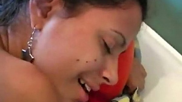 Novinha gosando com o pau na bucetinha