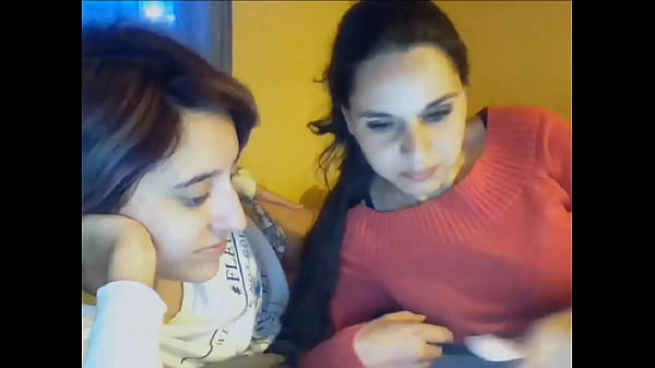 dos chicas jugando muy exitadas  