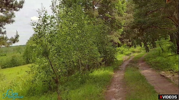 Незнакомец и крошка в колготках приводят к огромным порциям спермы