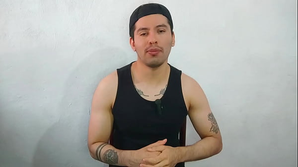 Heteros mamandose la verga en la oficina. 