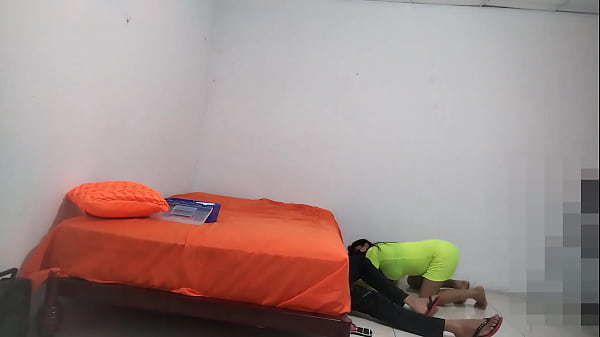 el plomero visita a una prostituta y ella le ofrece tener una aventura sexual. ella le dice que el marido no esta en casa y que podrian aprovechar eso para tener sexo casual