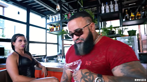 Pau gigante alargou o cuzinho da saradona