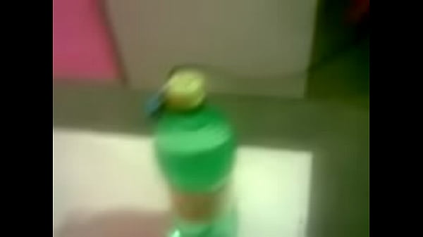 Botella colgando de mi pene