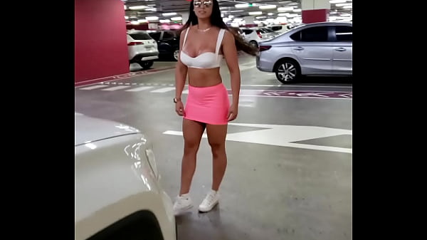 Kalena Mitrak - Brincando no estacionamento do shopping de saia curta