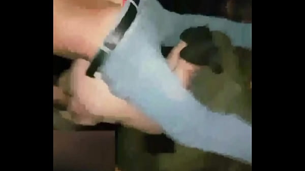 Cuckold levou sua mulher na rua pro comedor