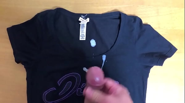 妻のTシャツに精子をかける