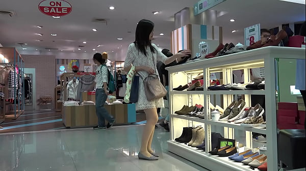 丝袜脚，街拍，鞋店丝袜  