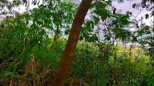 Homens na trilha fazendo pega&ccedil;&atilde;o em p&uacute;blico.  